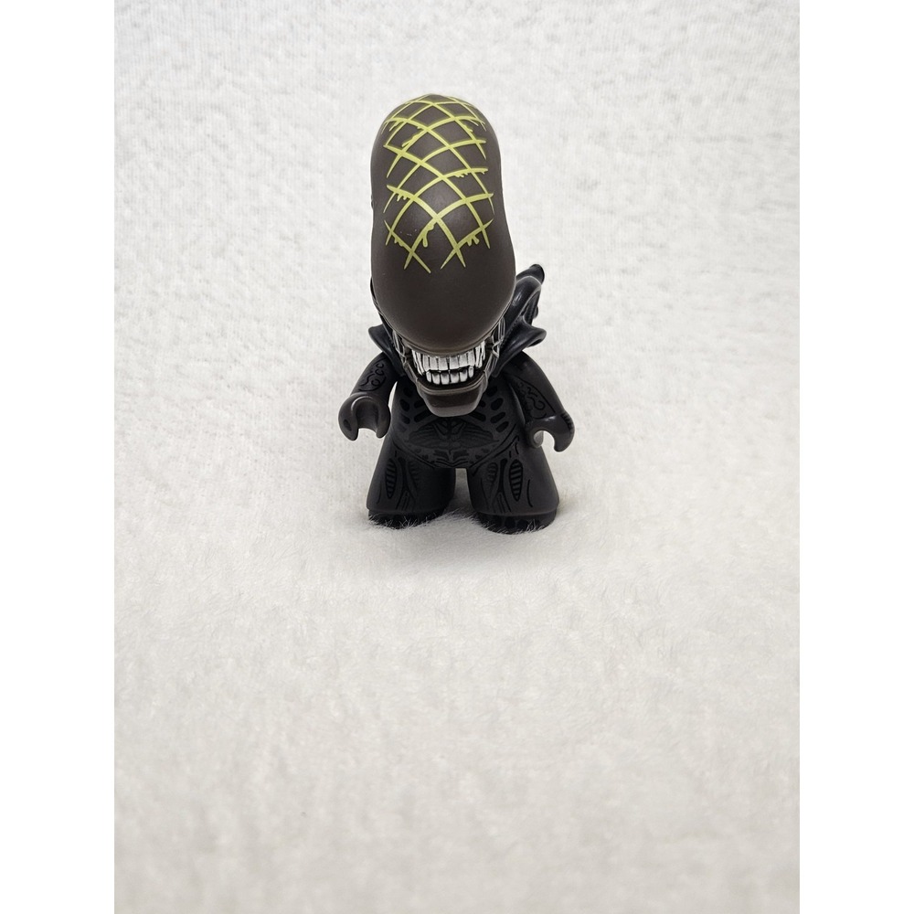 Titans Alien Vs Predator AVP 2015 Vinyl Action Figure